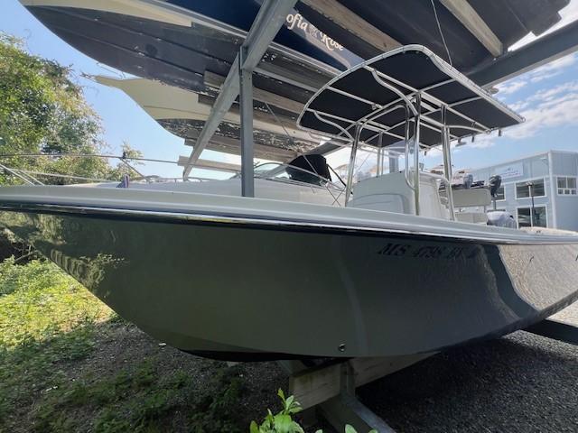 Parker 21SE Center Console 2023 Parker 21SE Center Console boat displayed outdoors on a stand.
