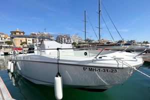 Beneteau Flyer 8 SPACEdeck 2024 Beneteau Flyer 8 SPACEdeck boat docked in a marina under clear blue skies.
