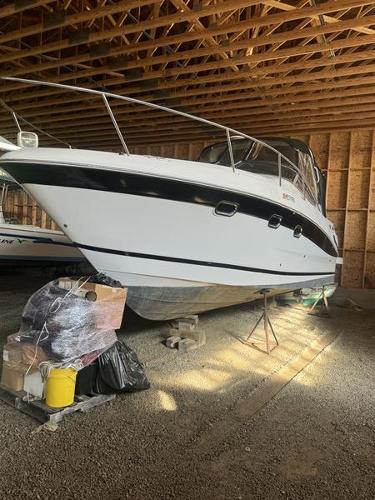 Four Winns 298 Vista 2005 Four Winns 298 Vista boat stored in a wooden garage.