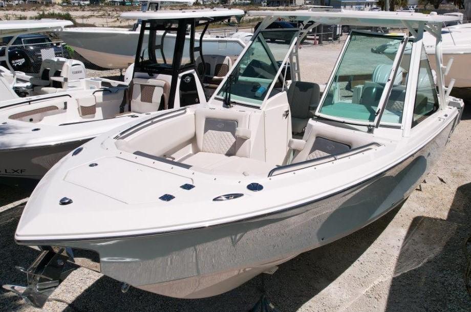 Sailfish 276 DC 2025 Sailfish 276 DC boat with sleek design and spacious seating.