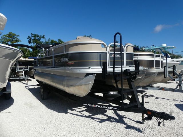 2023 Sun Tracker Party Barge 18 DLX