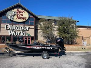 Tracker Pro Team 175 Crappie Edition 2025 Tracker Pro Team 175 Crappie Edition boat outside Bass Pro Shops.