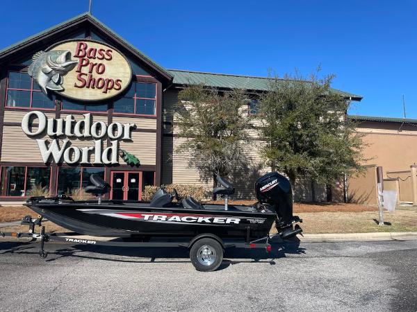 Tracker Pro Team 175 Crappie Edition 2025 Tracker Pro Team 175 Crappie Edition boat outside Bass Pro Shops.