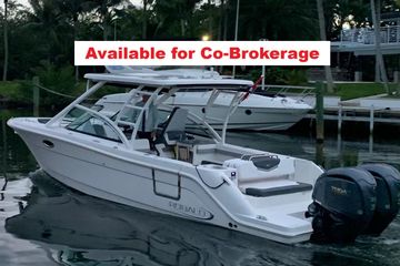 2021 Robalo R317 Dual Console