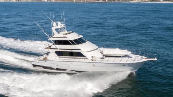 Hatteras 82 Convertible Exterior