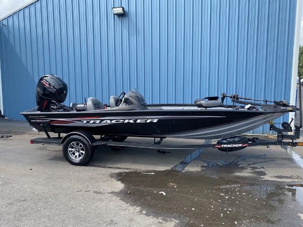 Tracker Pro Team™ 195 TXW 2023 Tracker Pro Team™ 195 TXW fishing boat parked outside a blue building.