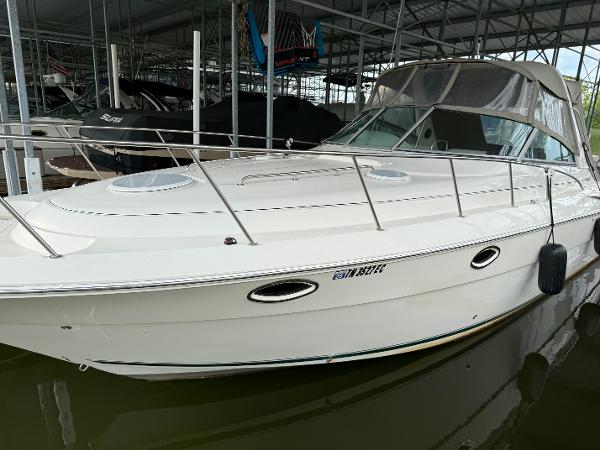 Monterey 322 Cruiser 2001 Monterey 322 Cruiser docked in a marina, featuring sleek white design.