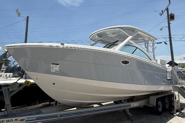 Robalo R317 Dual Console 2024 Robalo R317 Dual Console boat on trailer, side view, under clear sky.