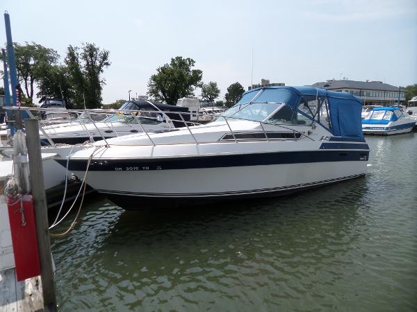 Wellcraft Monte Carlo 2800 1986 Wellcraft Monte Carlo 2800 boat docked at a marina.