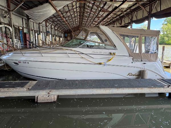 Rinker Fiesta Vee 290 2004 Rinker Fiesta Vee 290 boat docked in a covered marina.