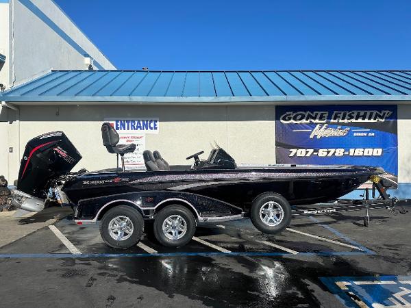 Ranger Z520 2025 Ranger Z520 boat parked outside dealership with blue roof.