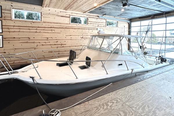Pursuit 3000 Offshore 1998 Pursuit 3000 Offshore boat in wooden dock garage.