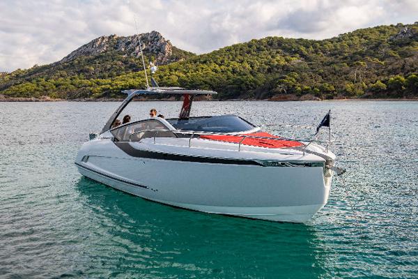 2026 Fairline F//Line 33 Outboard