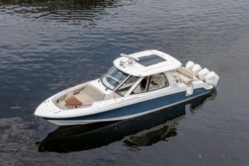 2022 Boston Whaler 380 Realm