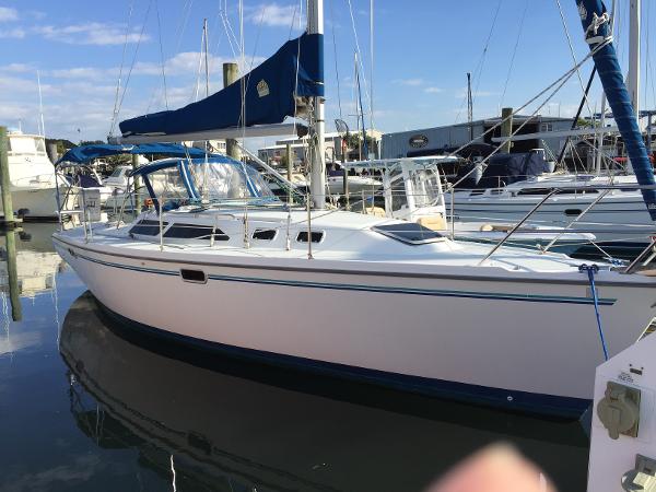 catalina 320 sailboat review