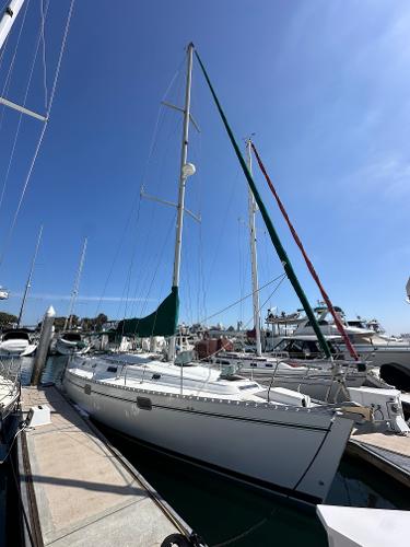 Beneteau Oceanis 400 1995 Beneteau Oceanis 400 sailboat docked at marina under clear blue sky.