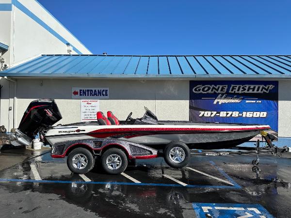 Ranger Z521 2025 Ranger Z521 boat parked outside a fishing store with blue roof.