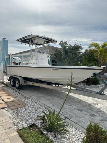 2004 Century 2201 Bay Boat