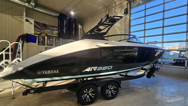2023 Yamaha Boats AR250