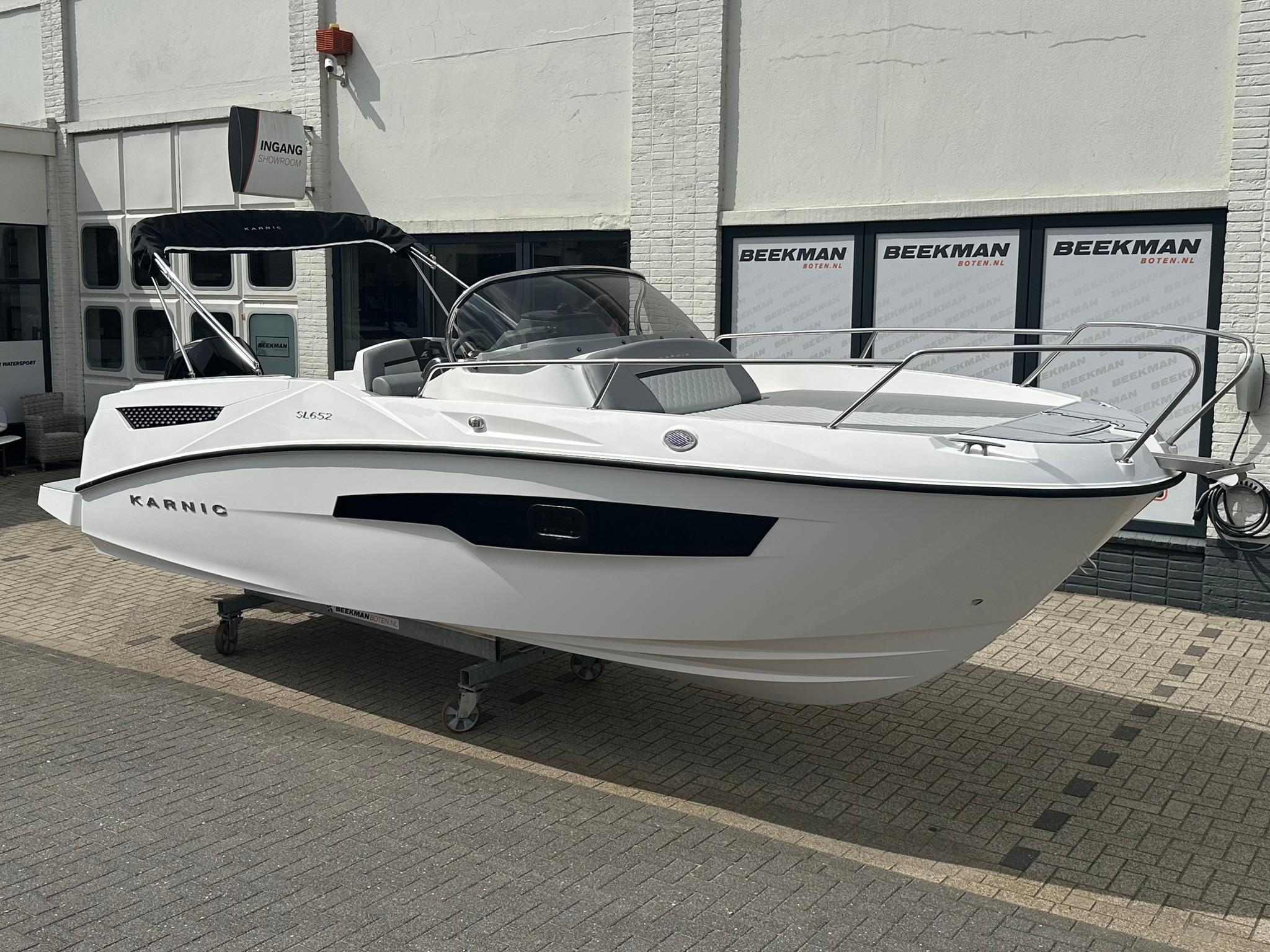 Karnic SL652 Sundeck 2025 Karnic SL652 Sundeck boat displayed at showroom entrance.
