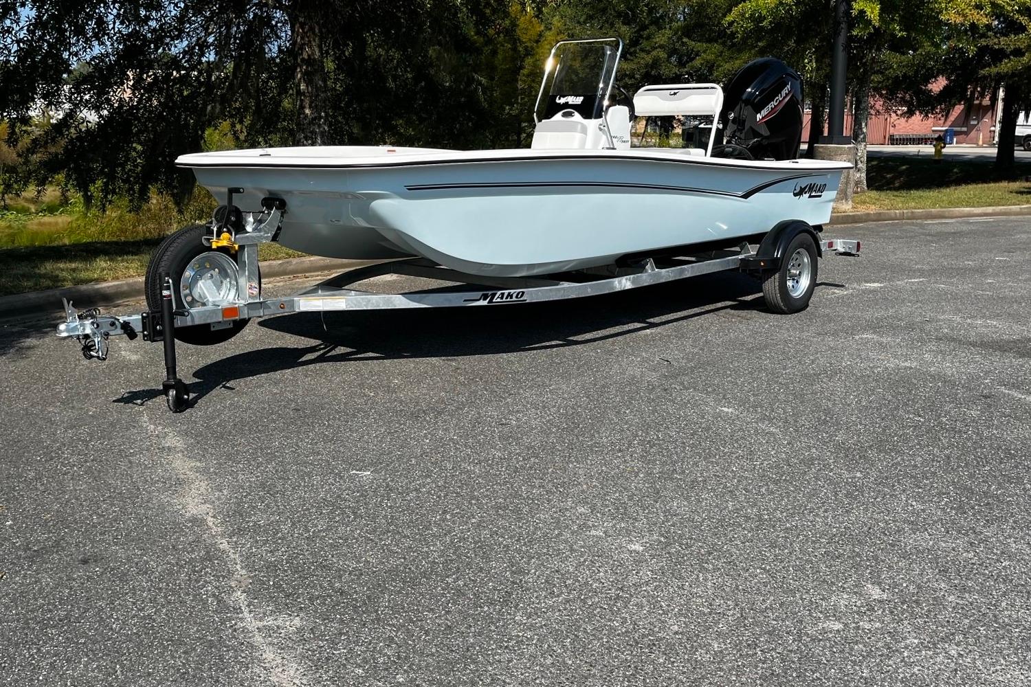 Mako Pro Skiff 17 CC 2026 Mako Pro Skiff 17 CC boat on trailer in parking lot.