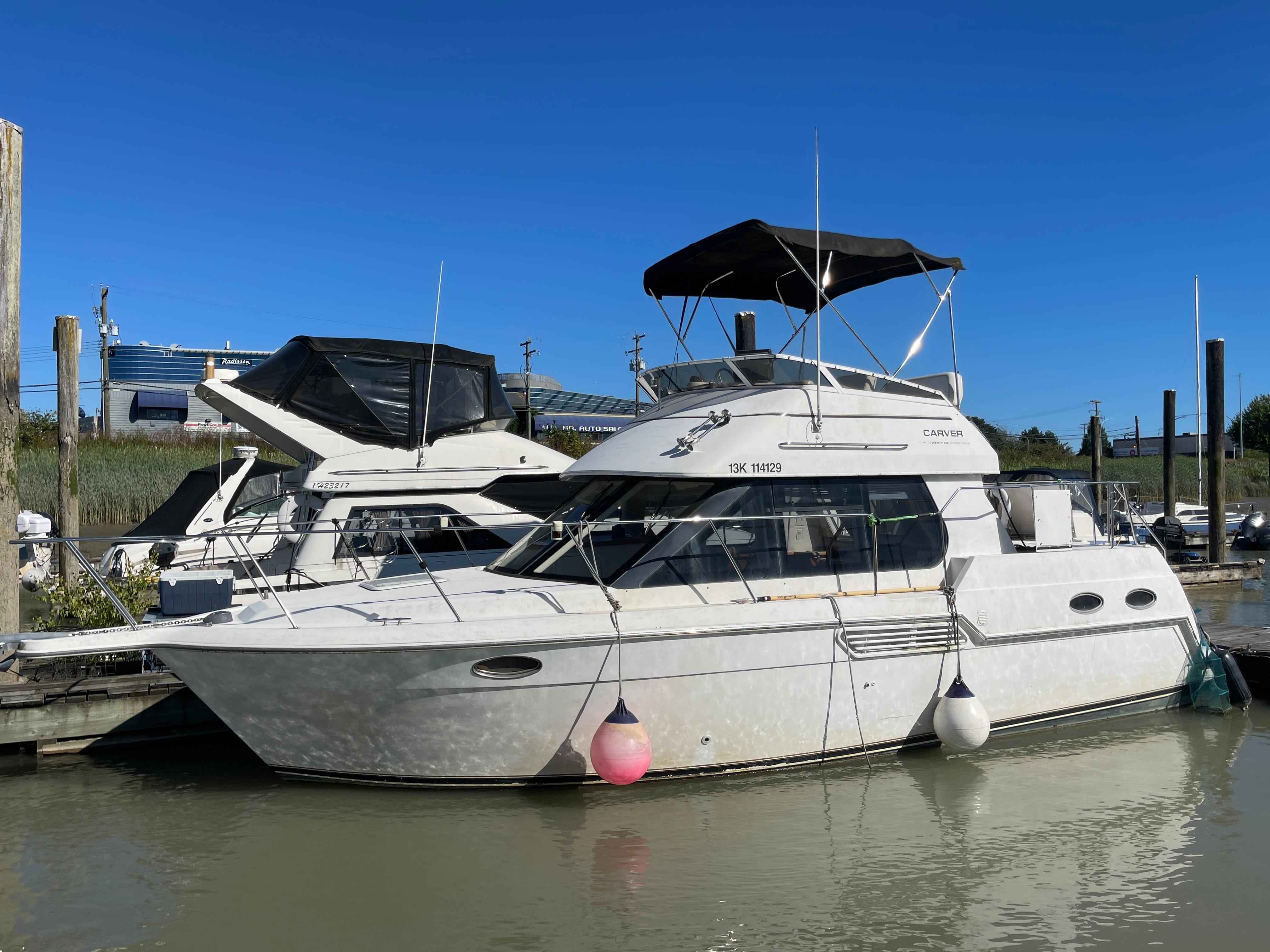 Carver 326 Aft Cabin Motor Yacht 2000 Carver 326 Aft Cabin Motor Yacht docked at marina under clear blue sky.