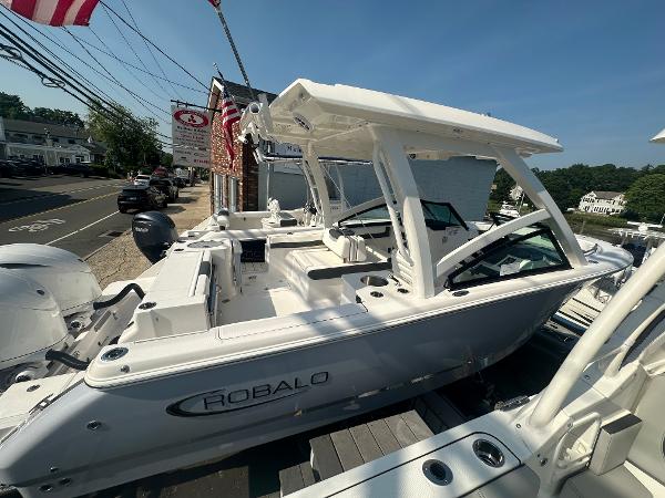 Robalo R257 Dual Console 2025 Robalo R257 Dual Console boat displayed outdoors on a sunny day.