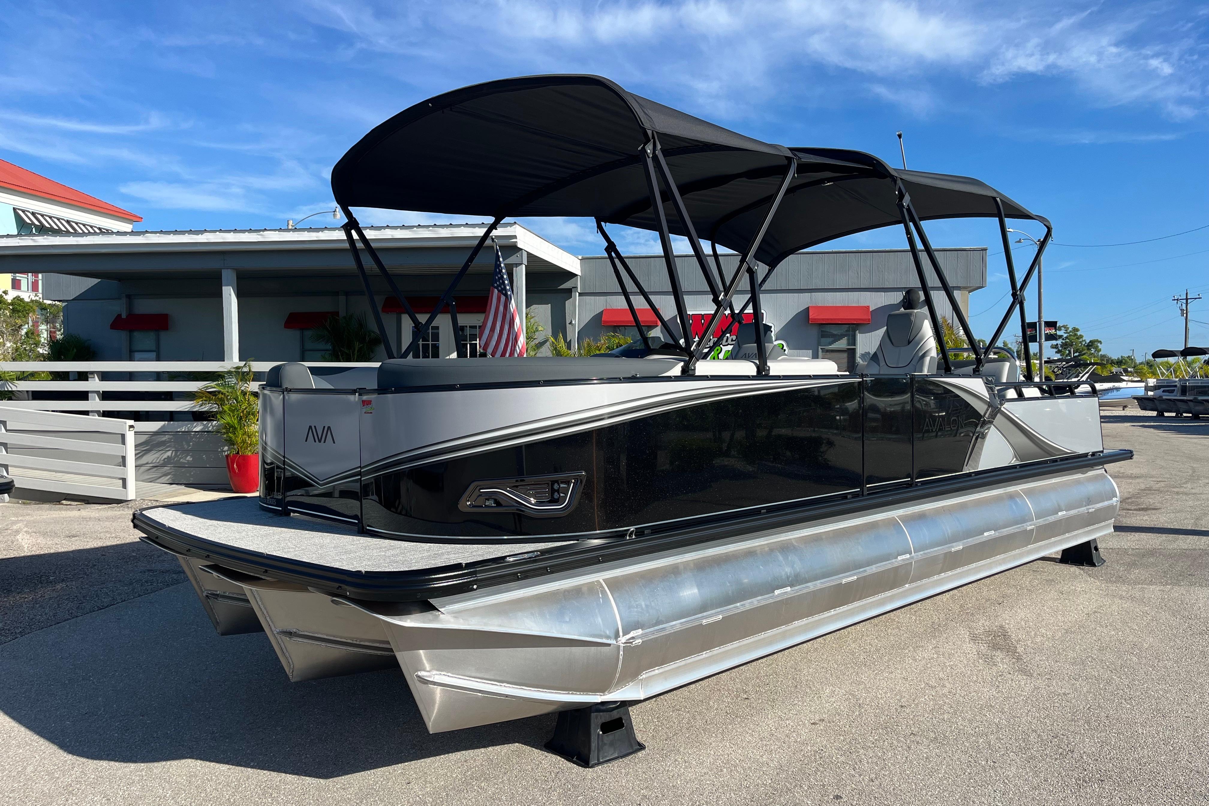 2026 Avalon 2385 LSZ Versatile Rear Bench, Tri Toon High Performance