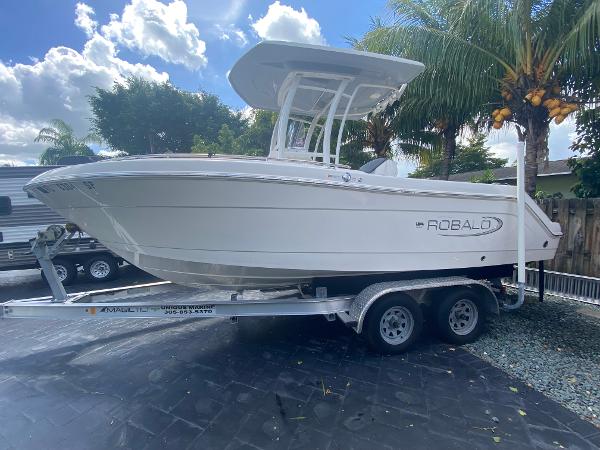 Robalo R222 Center Console 2019 Robalo R222 Center Console boat on a trailer under a sunny sky.