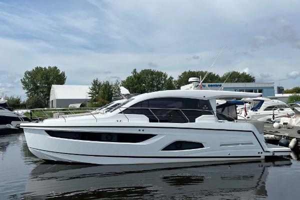 Sealine C390
