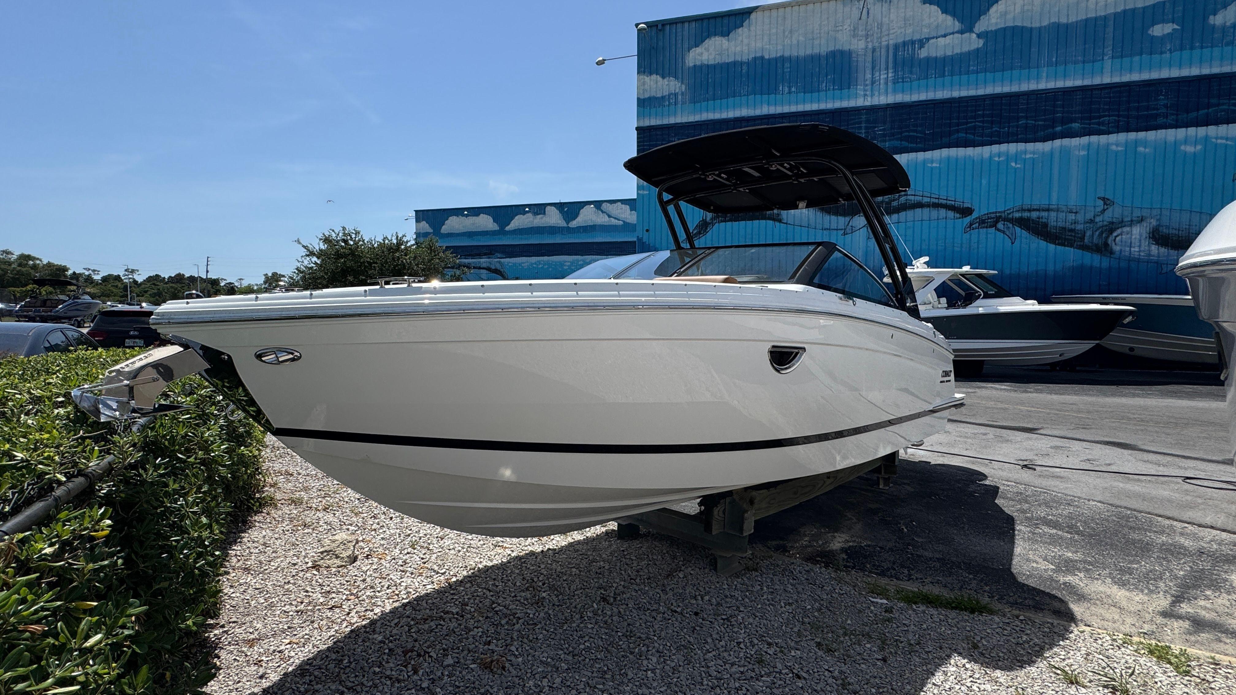 2025 Cobalt R8 Outboard