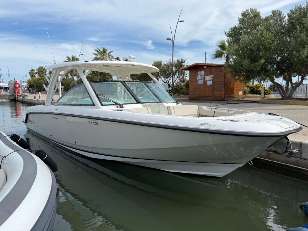 2016 Boston Whaler 320 Vantage