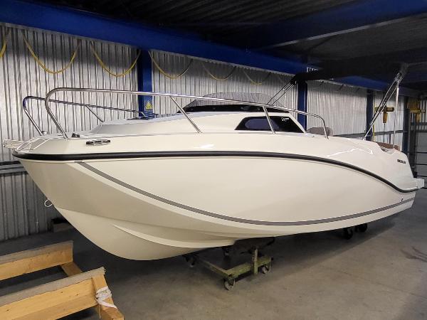 Quicksilver Activ 555 Cabin