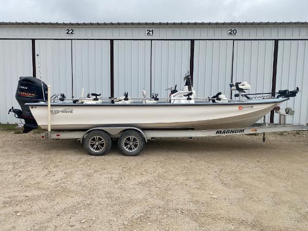 Blue Wave 250 Open Bay Center Console 2013 Blue Wave 250 Open Bay Center Console boat on a Magnum trailer.