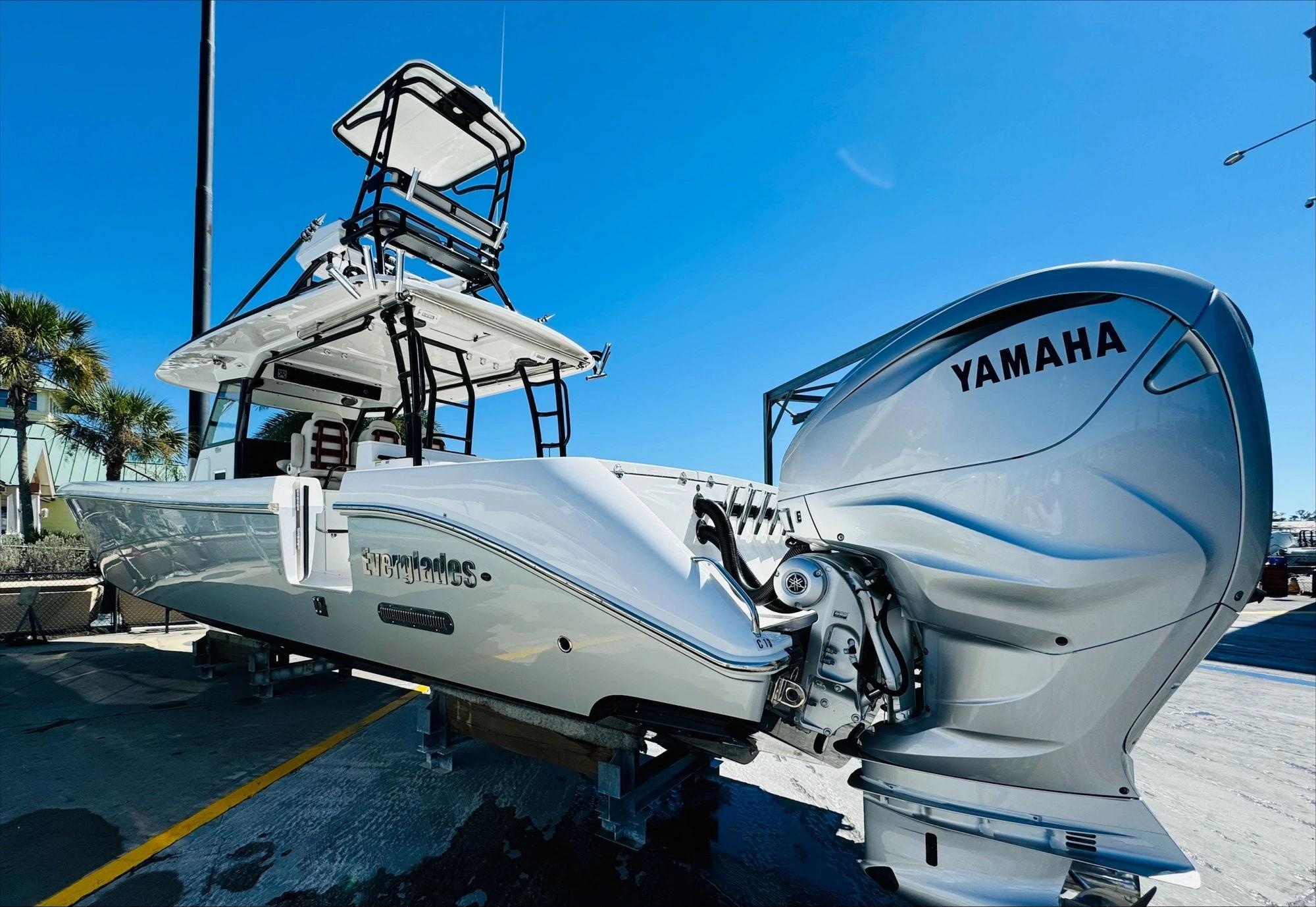 2019 Everglades 435 CC