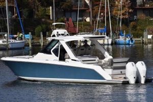 Tiara Yachts 34 LS 2023 Tiara Yachts 34 LS boat on water, featuring sleek design and dual engines.