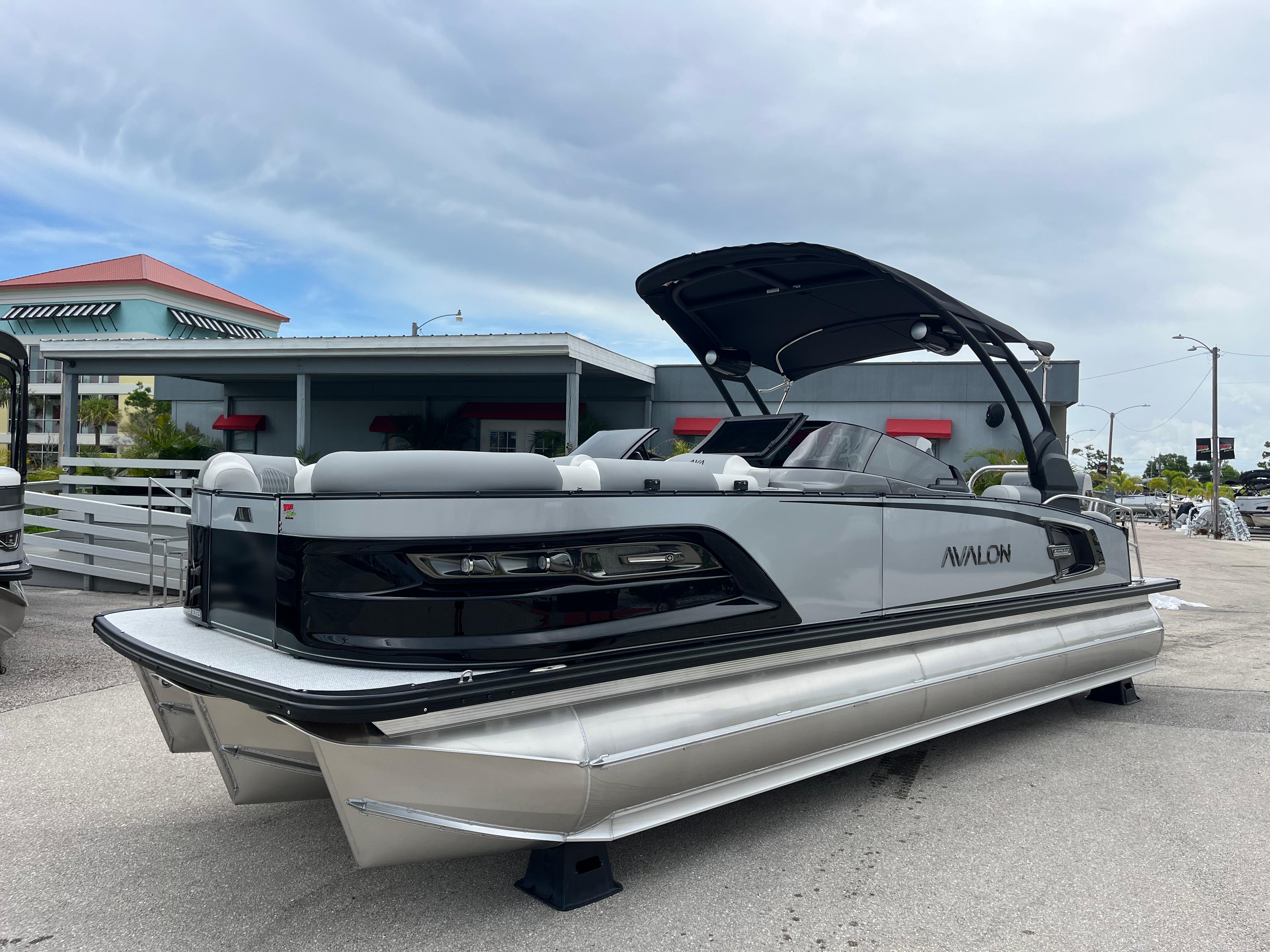 2026 Avalon 2585 Excalibur LTD Winshield Quad Lounger, Tri Toon, Mercury V-10 Motor
