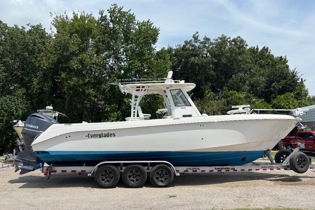 2014 Everglades 325 Center Console