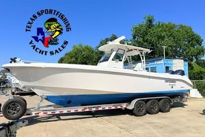 Everglades 325 Center Console 2014 Everglades 325 Center Console boat on trailer at Texas Sportfishing Yacht Sales.