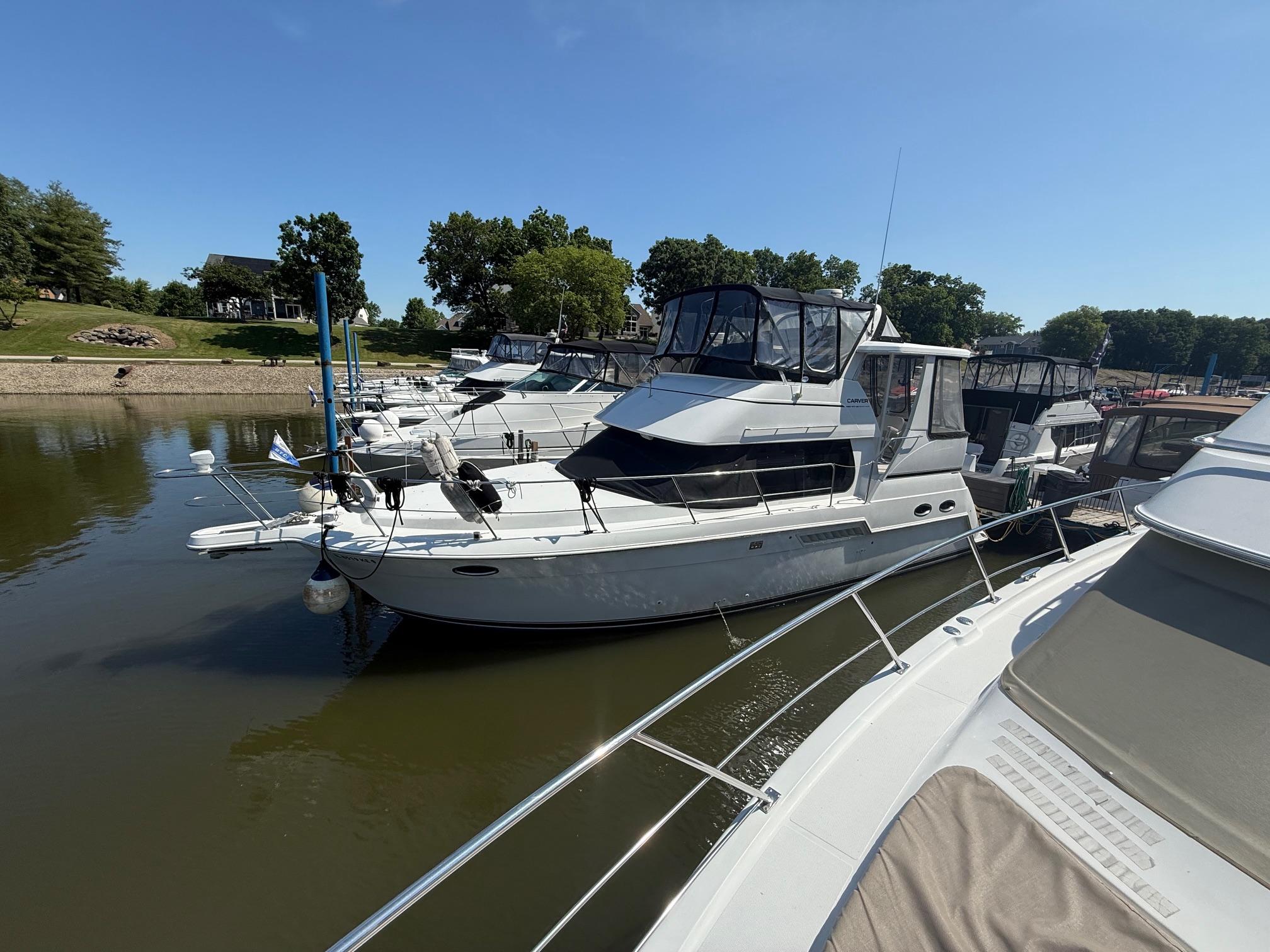 2002 Carver 356 Motor Yacht