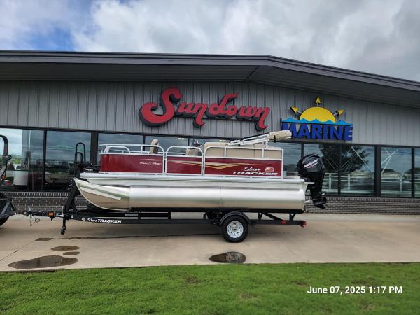 Sun Tracker Bass Buggy 16 XL Select 2025 Sun Tracker Bass Buggy 16 XL Select pontoon boat at Sundown Marine dealership.