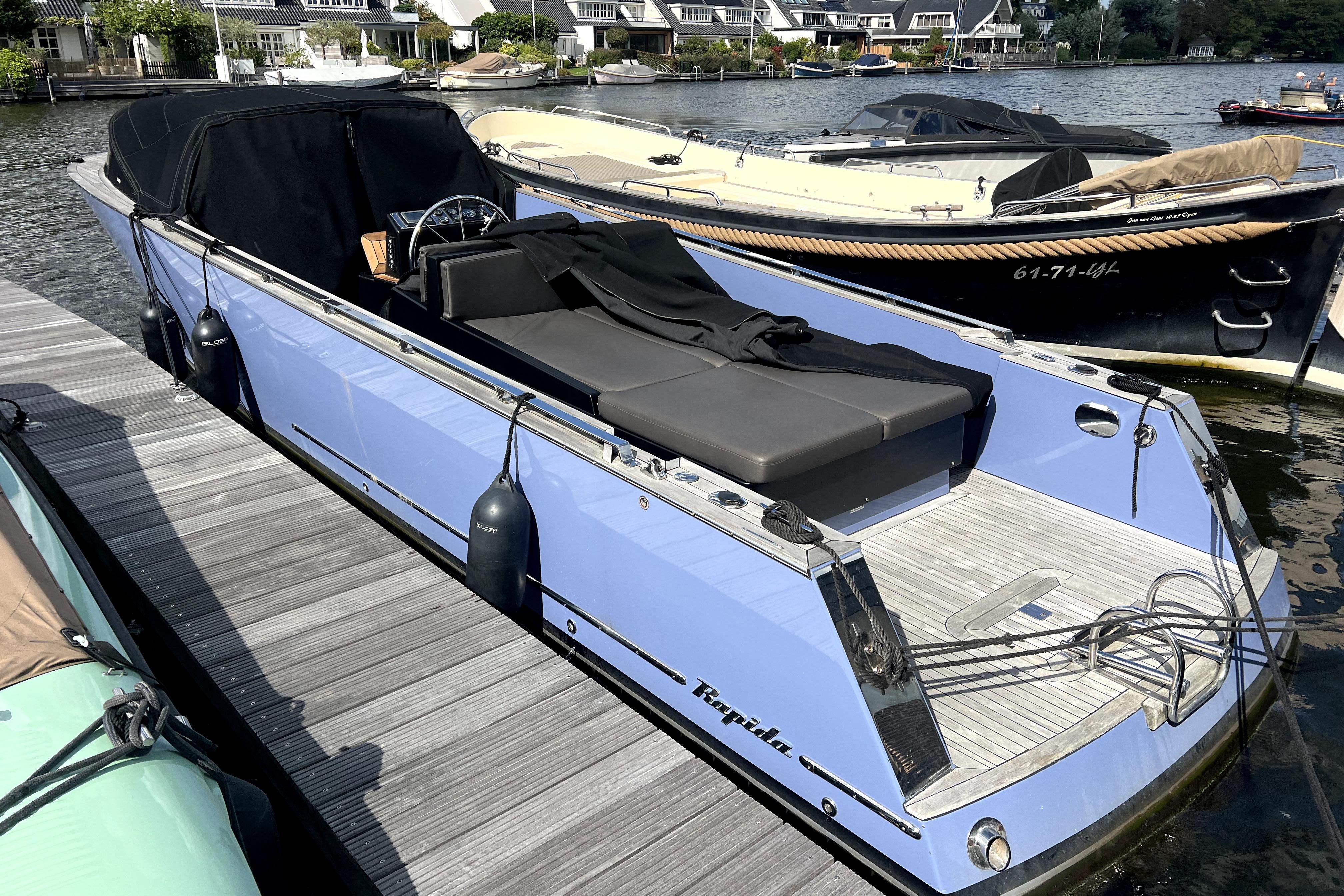 Isloep Rapida 990 2010 Isloep Rapida boat docked on a sunny day, featuring sleek design and comfortable seating.