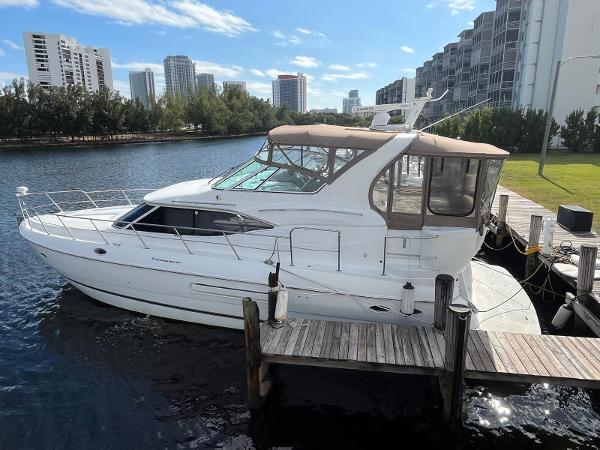 2001 Cruisers Yachts 4450 Express Motoryacht