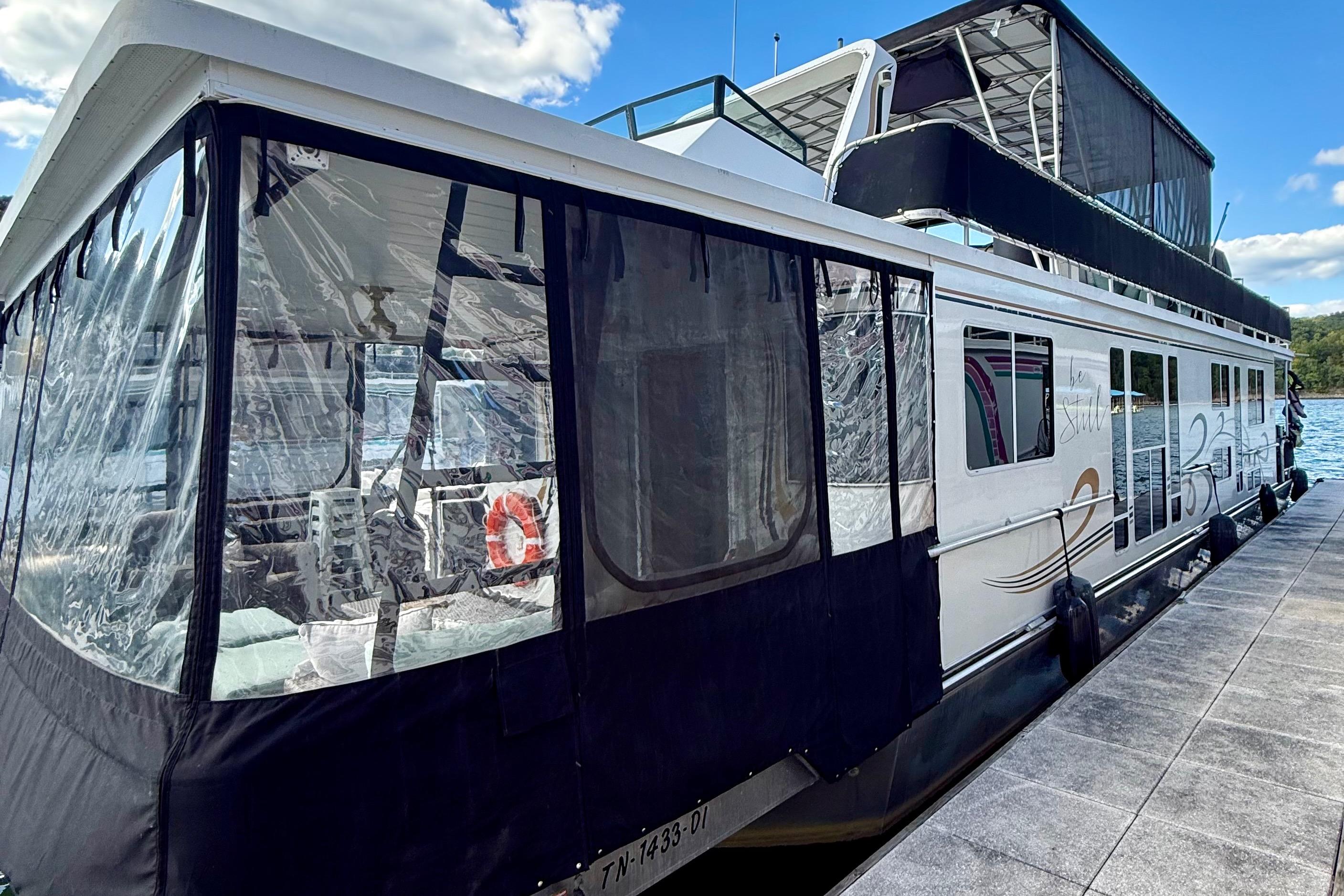 2003 Horizon Houseboat