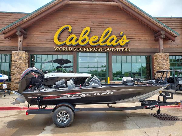 Tracker Pro Team 195 TXW Tournament Edition 2024 Tracker Pro Team 195 TXW Tournament Edition boat at Cabela's store.