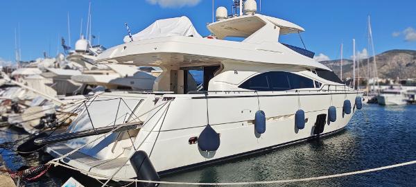 2009 Ferretti Yachts 830