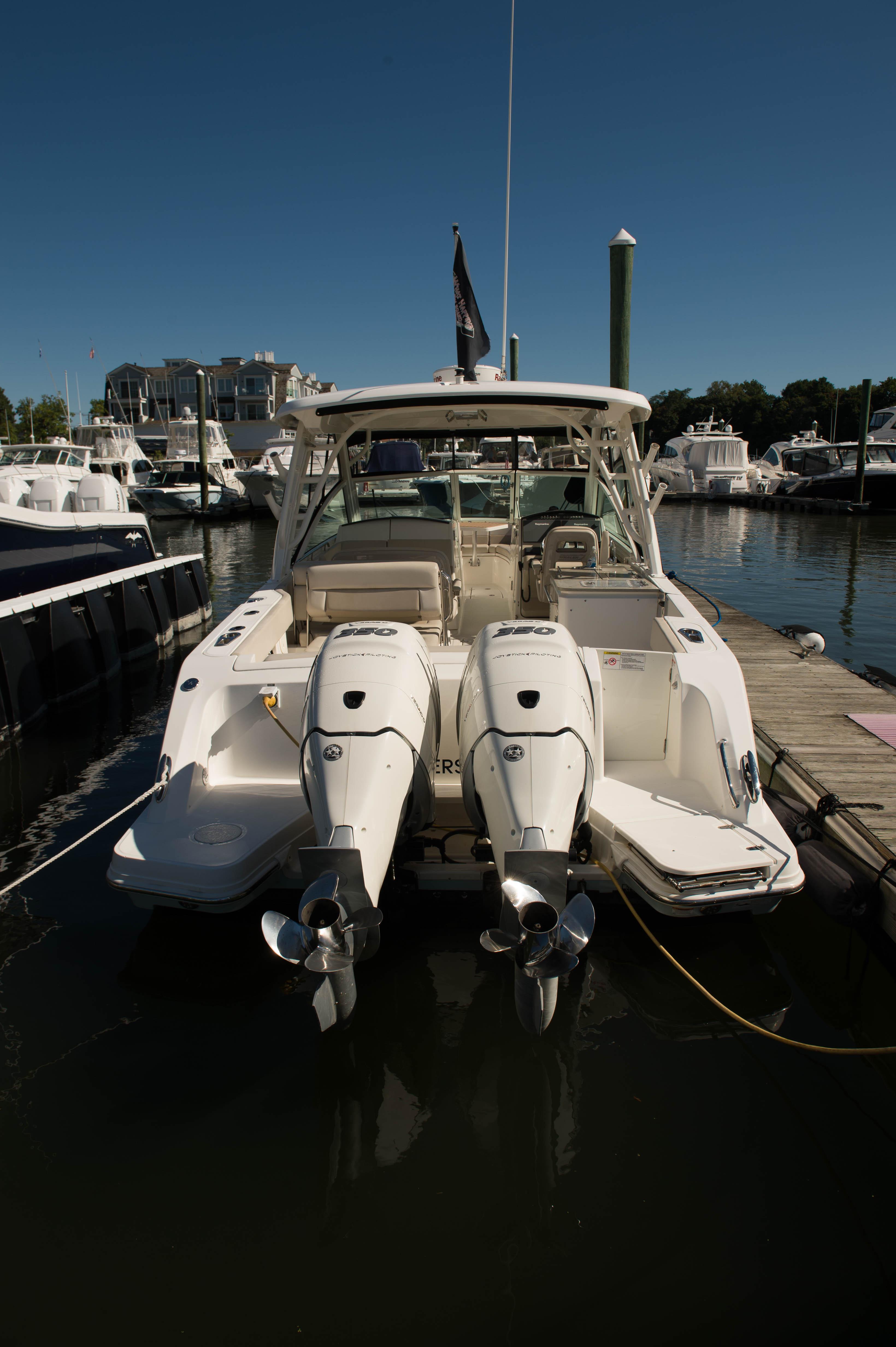 2018 Boston Whaler 320 Vantage