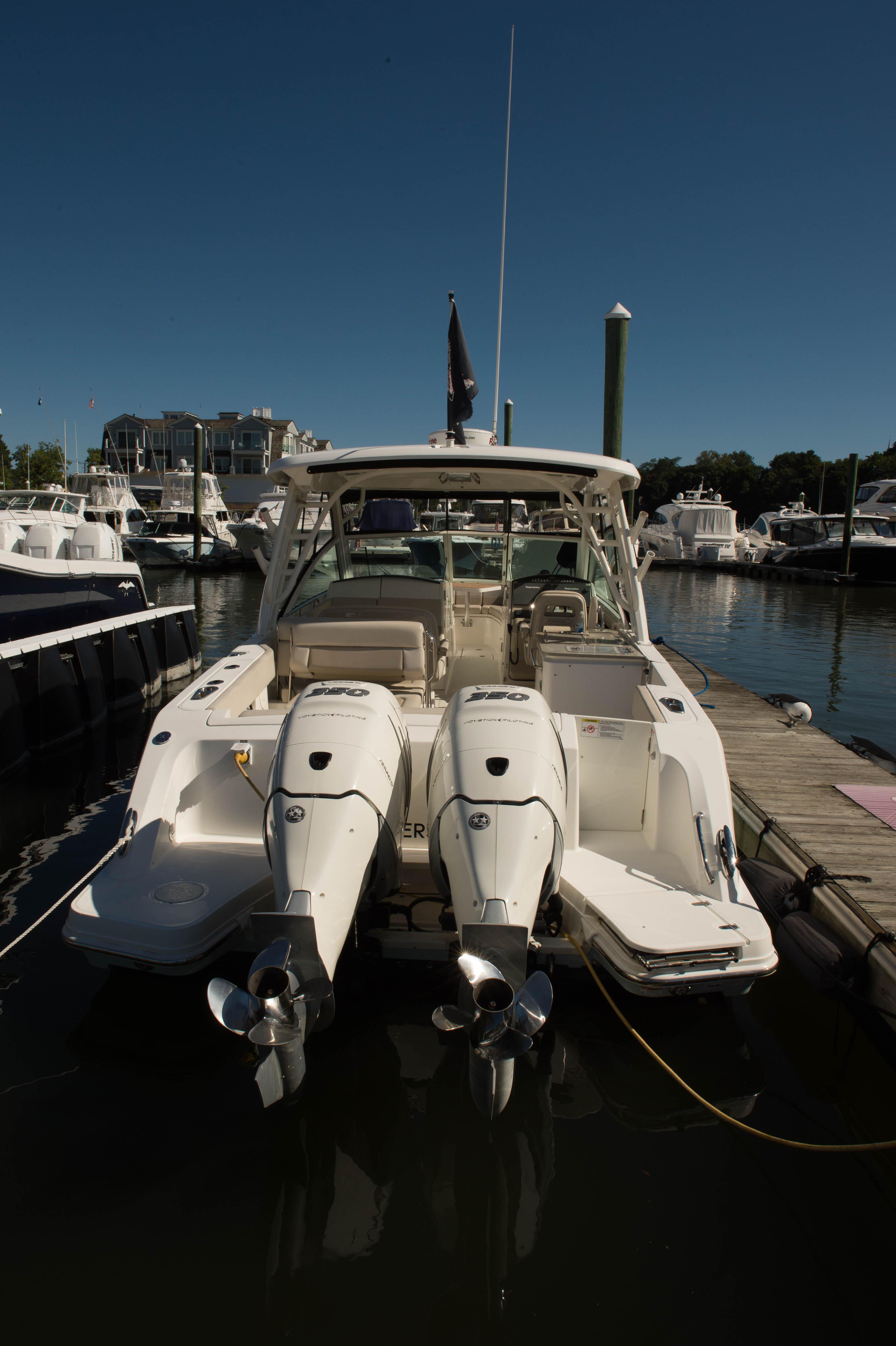 2018 Boston Whaler 320 Vantage