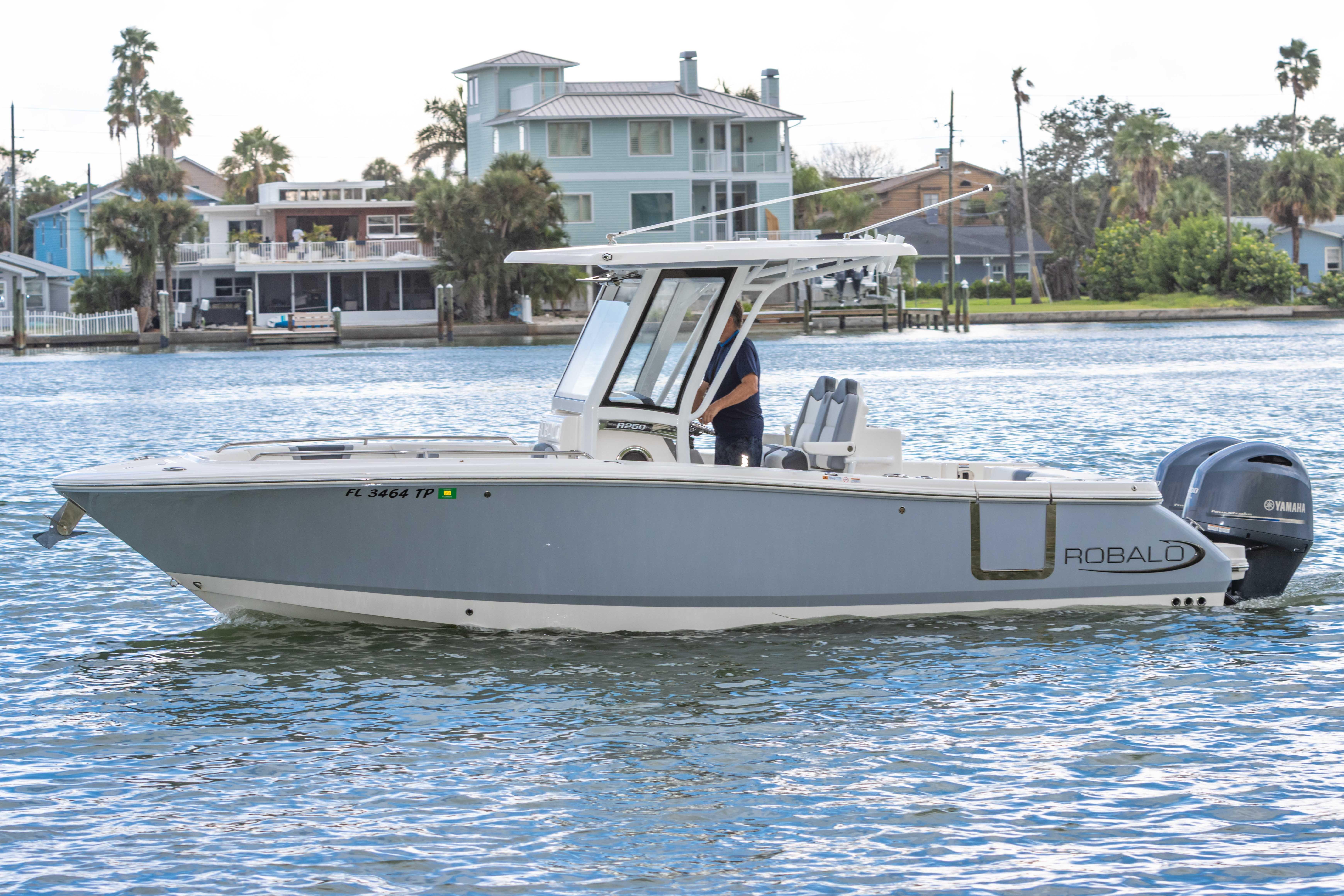 2023 Robalo R250 Center Console