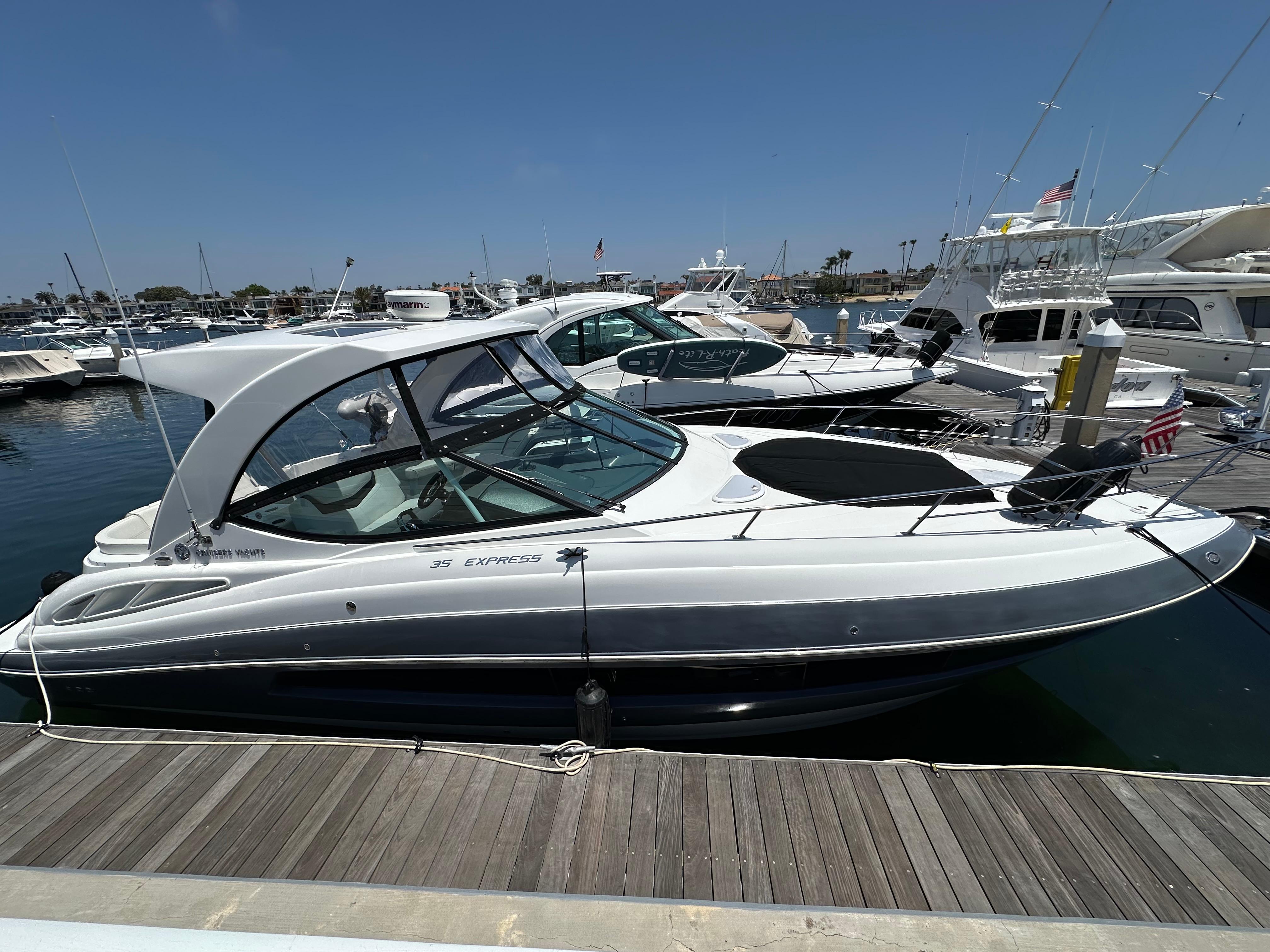 2017 Cruisers Yachts 35 Express